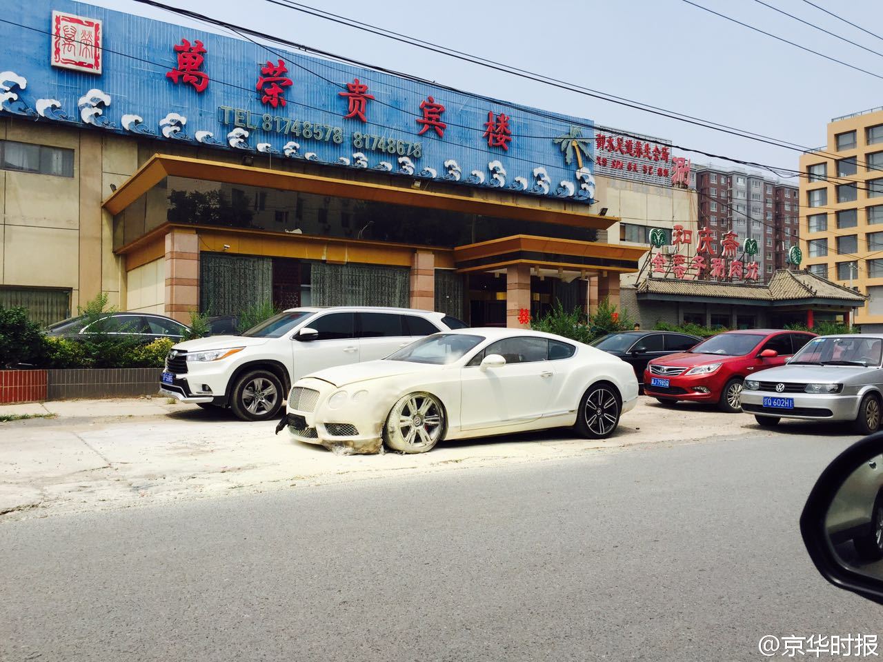 新郎租400萬(wàn)豪車(chē)迎親被鞭炮點(diǎn)燃 新郎租400萬(wàn)豪車(chē)迎親被鞭炮點(diǎn)燃