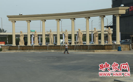 在這個(gè)“凱旋門”前是一處噴泉景觀。