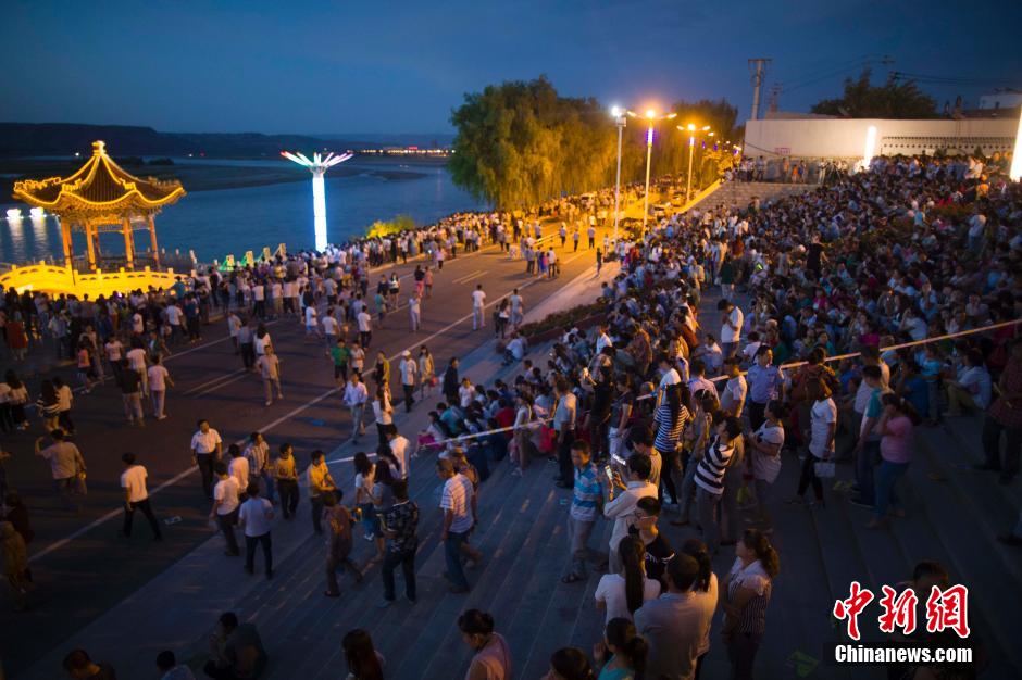 數(shù)萬民眾前來黃河邊觀看河燈。 張云 攝