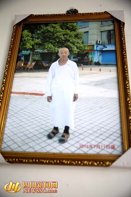 四川八旬老頭變"潮男" 上街穿長(zhǎng)裙為自己代言 四川八旬老頭變"潮男" 上街穿長(zhǎng)裙為自己代言