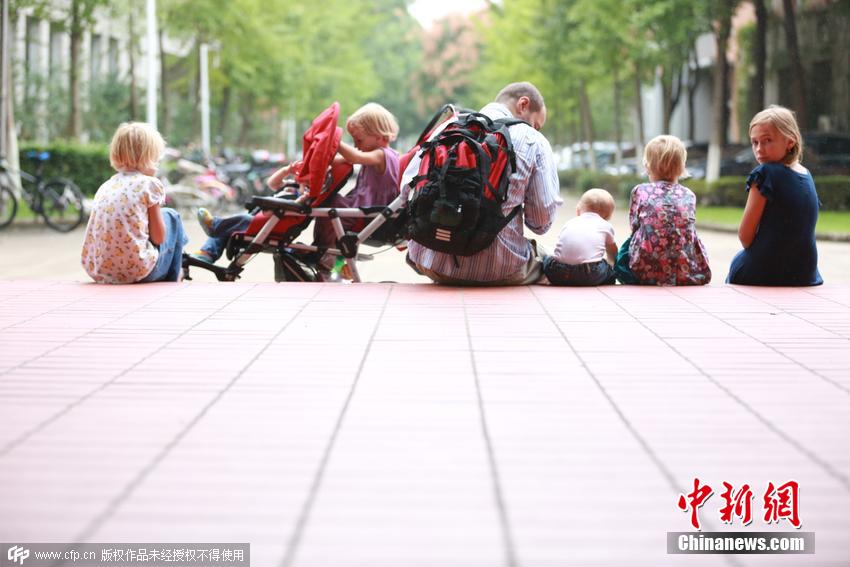 波蘭夫妻癡迷中國(guó)文化 帶著六個(gè)女兒來留學(xué)