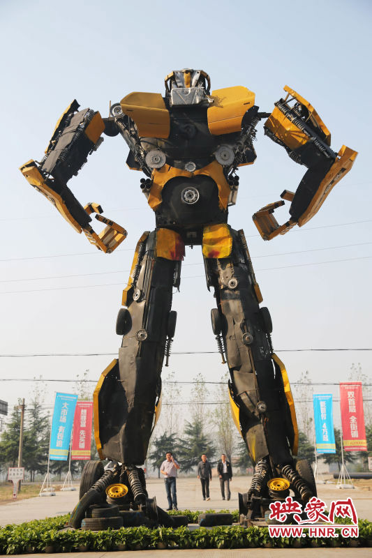 10月14日，一只高18米、寬8米的“變形金剛”矗立在河南省平頂山市寶豐縣一家企業(yè)門前。