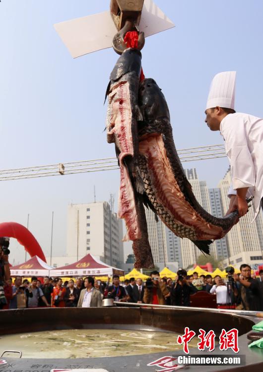 廚師對(duì)魚肉進(jìn)行處理。 圖片來(lái)源：CFP視覺中國(guó)