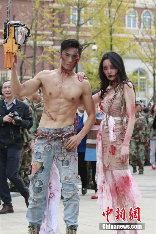 男神教師扮“鬼”學(xué)生稱(chēng)其為“史上顏值最高男鬼”。何浠 攝