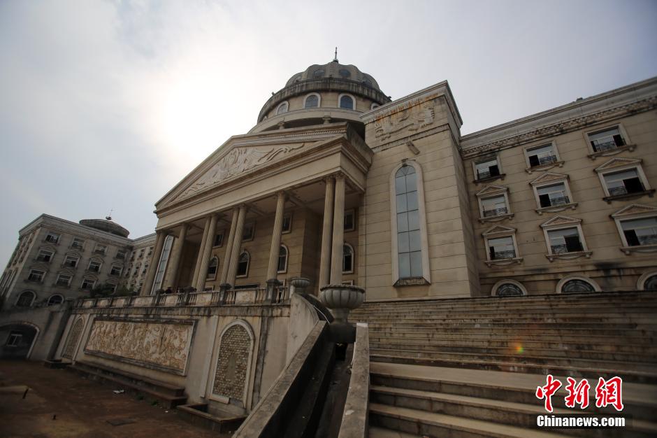 武漢山寨“國(guó)會(huì)大廈”荒廢多年 院子成菜地 武漢山寨“國(guó)會(huì)大廈”荒廢多年 院子成菜地