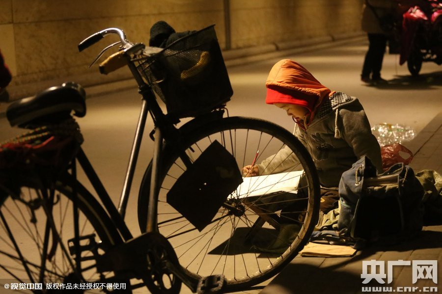 他的父母說，晚上回去晚，孩子的作業(yè)都是在這寫，做小生意不容易，孩子還陪著遭罪，經常還有城管攆著不讓在這賣。