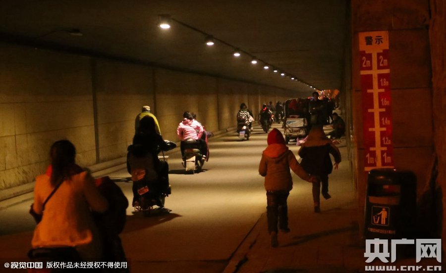 寫完作業(yè)，小一航與鄰居的小伙伴在大橋下玩耍。