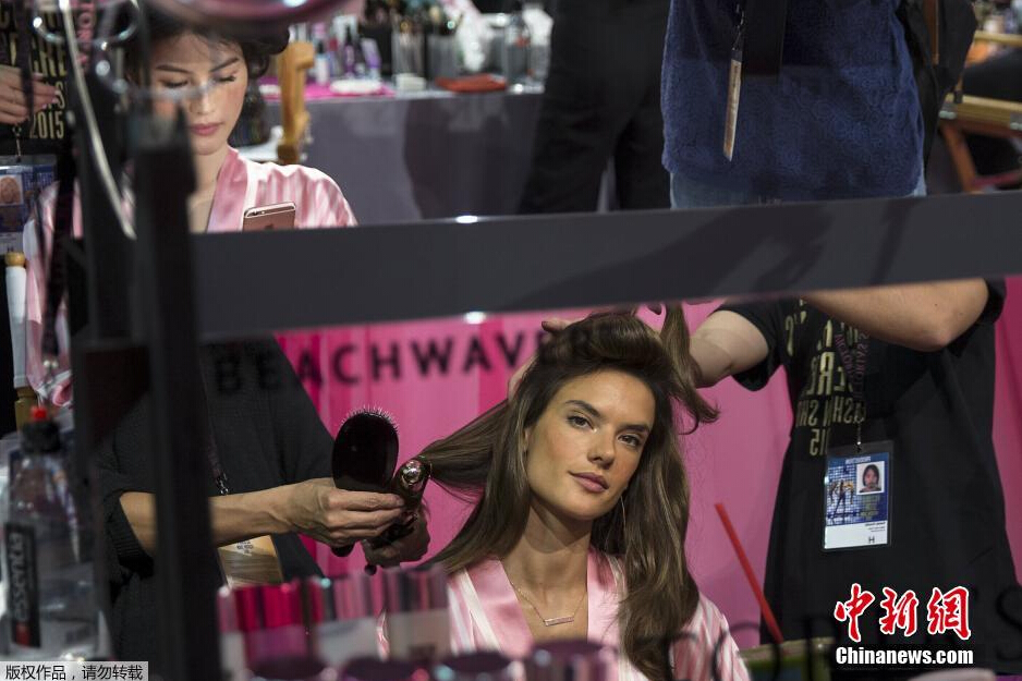 當(dāng)?shù)貢r(shí)間11月10日，2015維多利亞的秘密年度內(nèi)衣秀在紐約上演，模特在后臺(tái)緊張地準(zhǔn)備中。