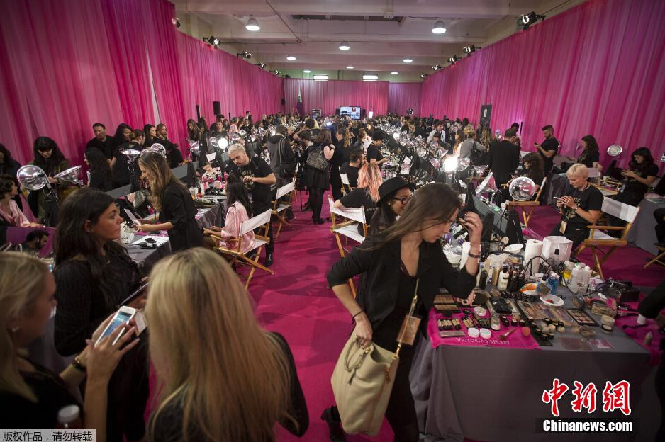 當(dāng)?shù)貢r(shí)間11月10日，2015維多利亞的秘密年度內(nèi)衣秀在紐約上演，模特在后臺(tái)緊張地準(zhǔn)備中。