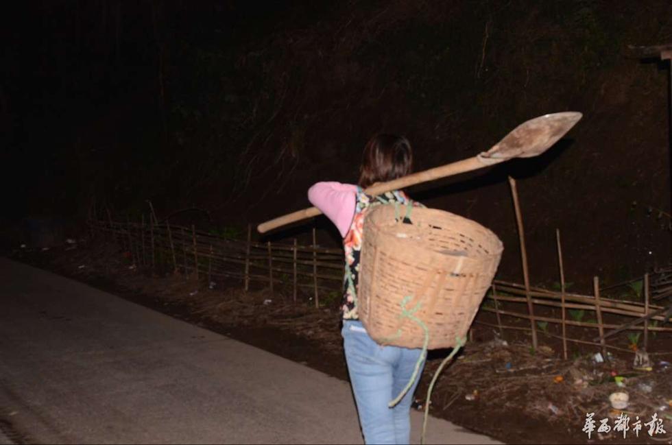 四川瀘州上演“瘋狂的石頭” 數(shù)百人河灘淘寶 四川瀘州上演“瘋狂的石頭” 數(shù)百人河灘淘寶