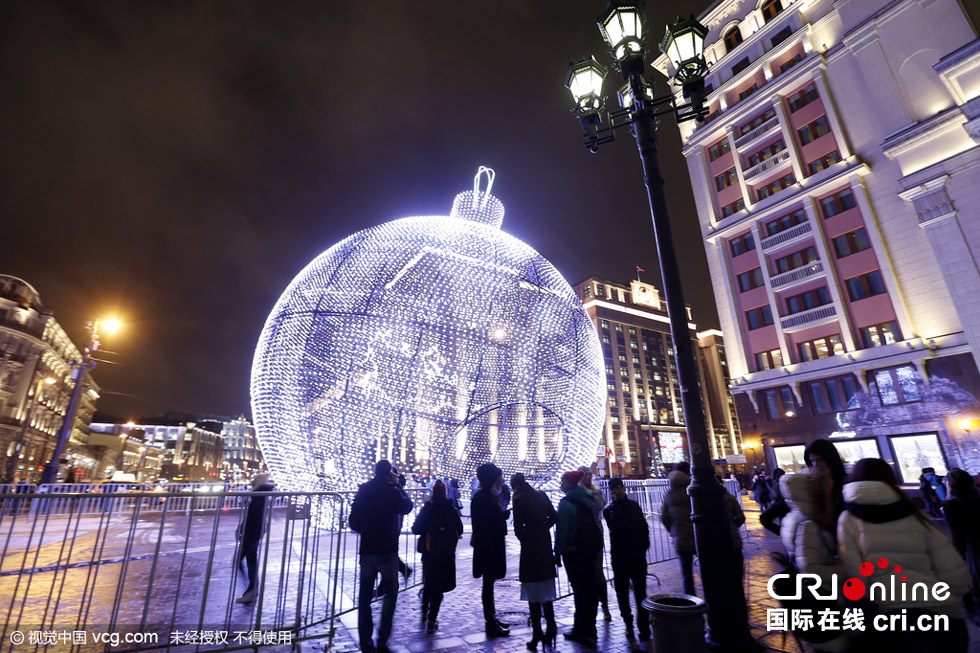巨型“圣誕彩球”燈亮相莫斯科 巨型“圣誕彩球”燈亮相莫斯科