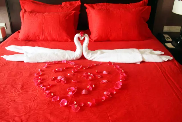 情人節(jié)最溫暖告白！84歲老人包下整樓示愛老伴