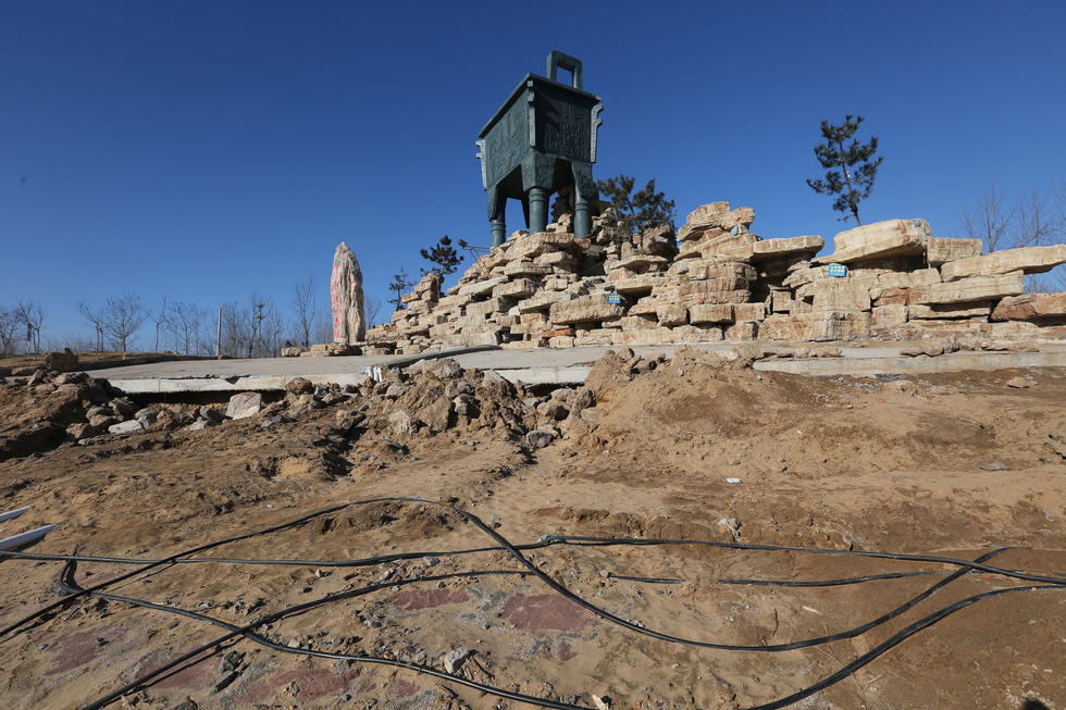 鄭州河邊建十米高銅鼎無防護 網(wǎng)友:不怕淹了？