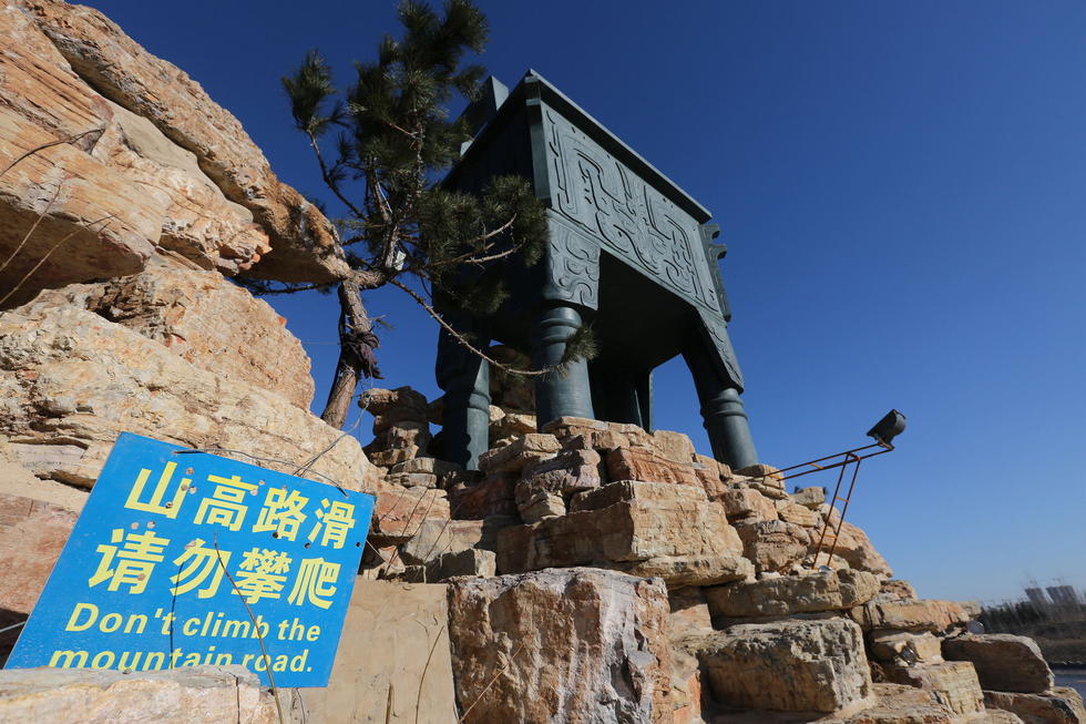 鄭州河邊建十米高銅鼎無防護 網(wǎng)友:不怕淹了？