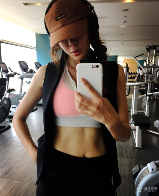周韋彤曬出性感健身照。