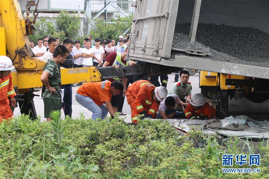 江西會(huì)昌一大貨車側(cè)翻 壓扁小車致6人死亡 江西會(huì)昌一大貨車側(cè)翻 壓扁小車致6人死亡