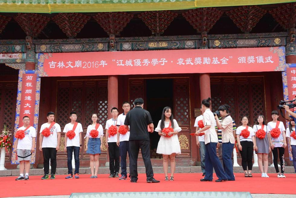 吉林高考狀元走紅毯過狀元橋拜孔子領(lǐng)獎金 吉林高考狀元走紅毯過狀元橋拜孔子領(lǐng)獎金