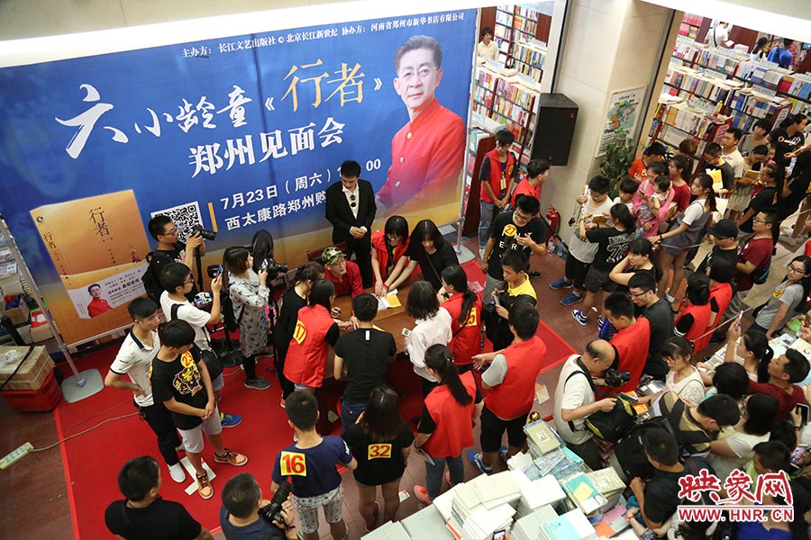 不到三個(gè)小時(shí)的簽售時(shí)間，六小齡童累計(jì)簽售自傳2900余冊(cè)，創(chuàng)造了鄭州購書中心的歷史記錄.jpg