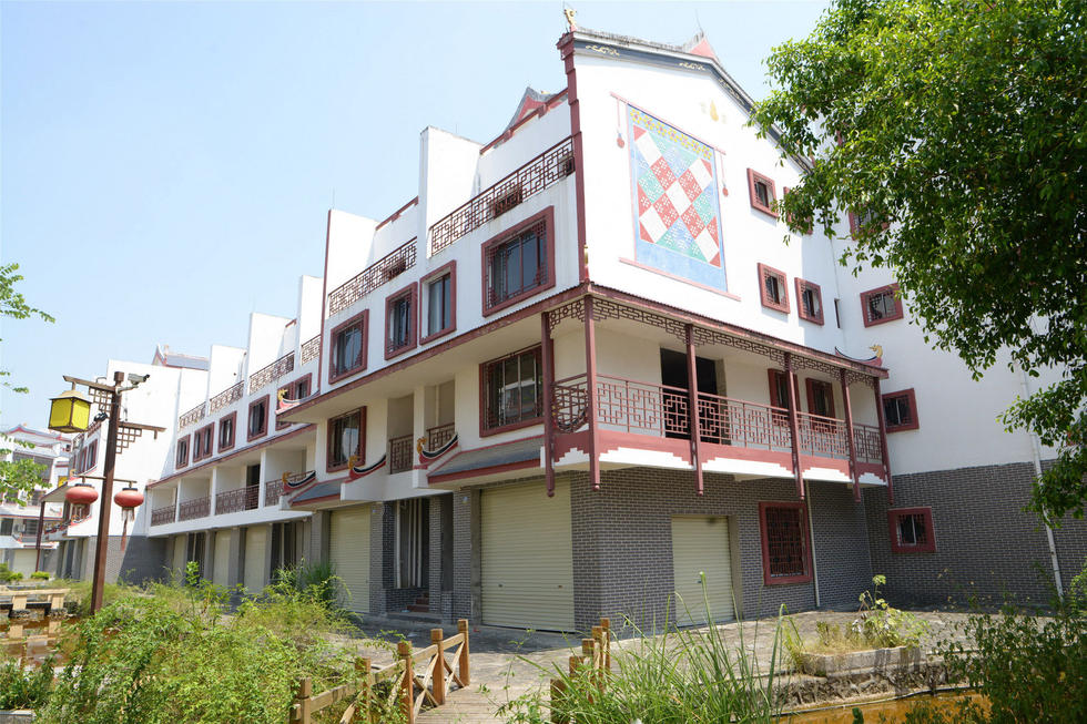 2016年7月26日，村民在廣西來(lái)賓市忻城縣隆達(dá)山水福城荒廢別墅間放牛。