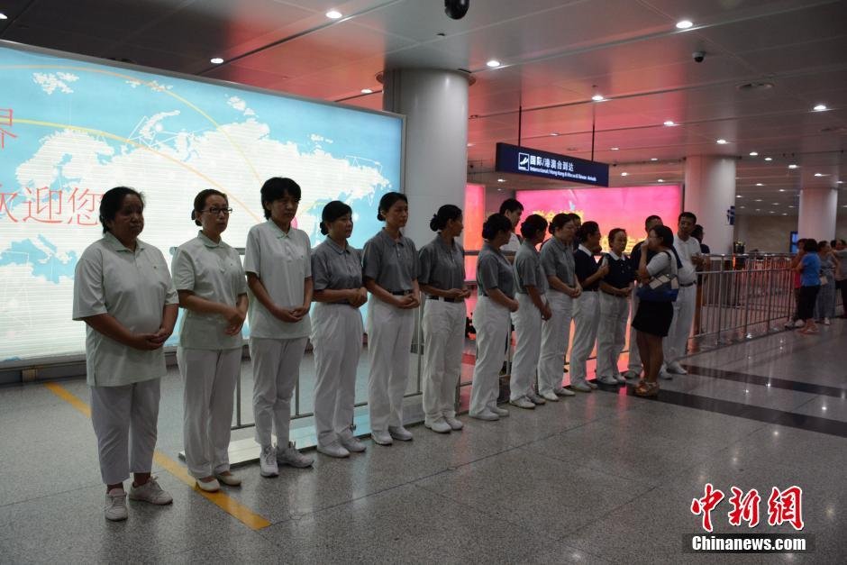 圖為臺灣慈濟慈善基金會大連聯絡處工作人員等候罹難者家屬。