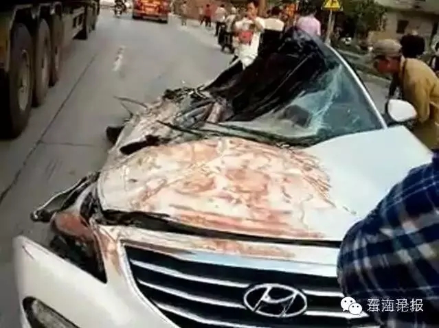 掛車側(cè)翻將轎車壓成鐵餅 司機(jī)大難不死 掛車側(cè)翻將轎車壓成鐵餅 司機(jī)大難不死