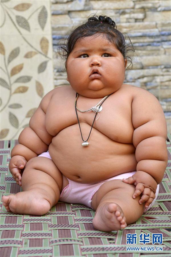 4月17日，在印度阿姆利則，女孩查哈特在家中。