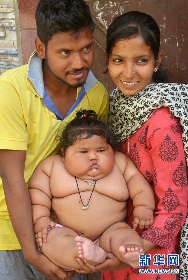 4月17日，在印度阿姆利則，女孩查哈特（中）和父母在家中。