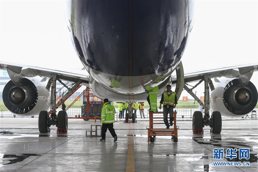 (社會(huì))(4)檢查維護(hù) 保障首飛 (社會(huì))(4)檢查維護(hù) 保障首飛