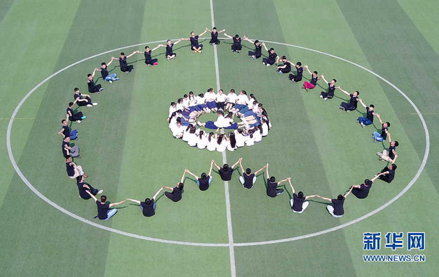 畢業(yè)季:擺個(gè)青春造型 紀(jì)念高中歲月 畢業(yè)季:擺個(gè)青春造型 紀(jì)念高中歲月