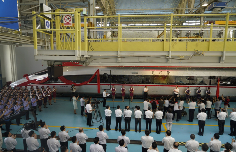 當日，由中國鐵路總公司牽頭組織研制、具有完全自主知識產(chǎn)權、達到世界先進水平的中國標準動車組被命名為“復興號”?！皬团d號”將于6月26日在京滬高鐵兩端的北京南站和上海虹橋站雙向首發(fā)。