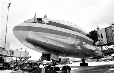 2011年4月5日，美國航空公司為洛杉磯至上海首條直飛航線的開通舉行剪彩儀式。目前，美國航空、美國聯(lián)合航空和達(dá)美航空已經(jīng)向中國提交了飛行計(jì)劃。