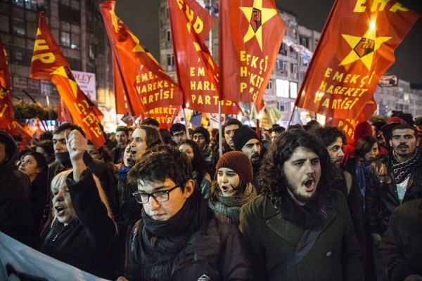 當(dāng)?shù)貢r間2014年2月25日，土耳其伊斯坦布爾，總理涉腐錄音引發(fā)全國抗議，要求本屆政府下臺。