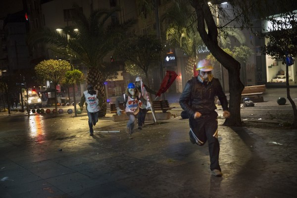 當(dāng)?shù)貢r間2014年2月25日，土耳其伊斯坦布爾，總理涉腐錄音引發(fā)全國抗議，要求本屆政府下臺。