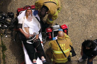 2日，救援人員在美國紐約地鐵事故車輛內(nèi)緊急疏散一名受傷乘客。圖/CFP