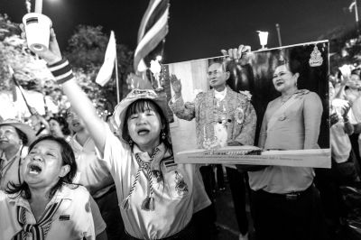 5日，泰國(guó)巴蜀府海濱度假勝地華欣，數(shù)萬(wàn)民眾身穿國(guó)王的代表色“黃色”T恤，自發(fā)上街，口喊“國(guó)王萬(wàn)歲”的口號(hào)。