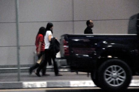 白衣女子(右二)為獲釋中國(guó)女游客(圖片來(lái)源:新海峽時(shí)報(bào)) 白衣女子(右二)為獲釋中國(guó)女游客(圖片來(lái)源:新海峽時(shí)報(bào))