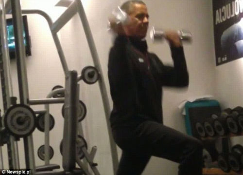 奧巴馬安?，F(xiàn)漏洞舉啞鈴健身時(shí)遭偷拍（組圖）（5）