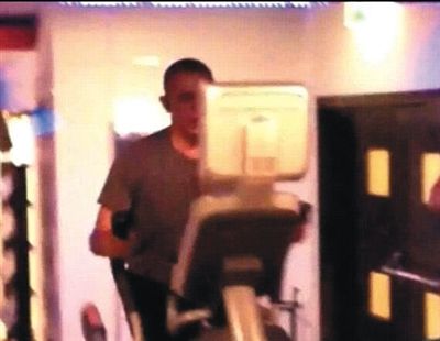 酒店健身中心，橢圓機上鍛煉的奧巴馬。