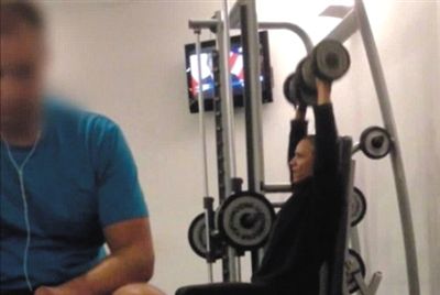 畫面中能看到健身房還有“其他人”。視頻截圖