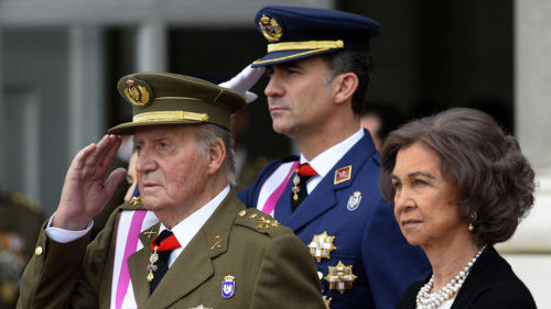 資料圖：西班牙國王胡安·卡洛斯一世（左）與其子費利佩王儲（中）。