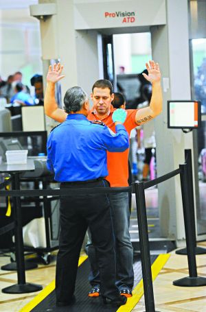 防止恐怖分子把炸彈偽裝成電子設(shè)備登機；新規(guī)適用于歐、非、中東赴美航班；智能手機將被重點排查