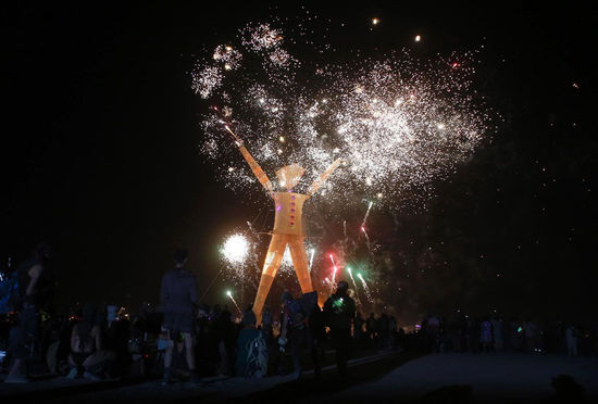 美國沙漠舉行 火人節(jié) 慶典 焚燒12米高人像(高清組圖) 美國沙漠舉行 火人節(jié) 慶典 焚燒12米高人像(高清組圖)