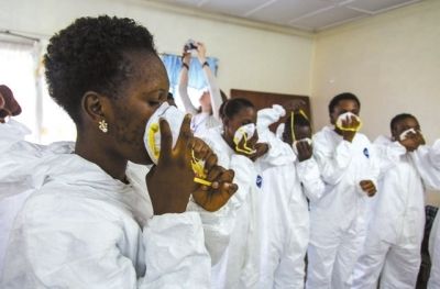 9月18日，塞拉利昂護(hù)士接受使用埃博拉防護(hù)裝備培訓(xùn)。新華社發(fā)