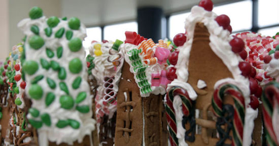 美男子用上千斤糖果打造“姜餅小村”(組圖) 美男子用上千斤糖果打造“姜餅小村”(組圖)