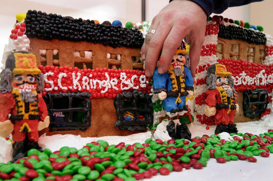 美男子用上千斤糖果打造“姜餅小村”(組圖) 美男子用上千斤糖果打造“姜餅小村”(組圖)