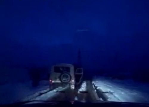 　　警察成功打開可疑汽車的車門并登上汽車，司機(jī)見狀立即停車及棄車逃走，警察則下車?yán)^續(xù)追捕司機(jī)。