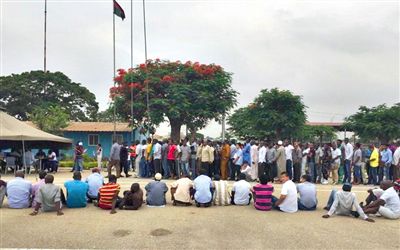 19日，安哥拉一檢查點抓扣大量外國人并查驗證件。