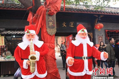 上天下地入火海 奇葩圣誕老人送禮物真是拼了(組圖) 上天下地入火海 奇葩圣誕老人送禮物真是拼了(組圖)