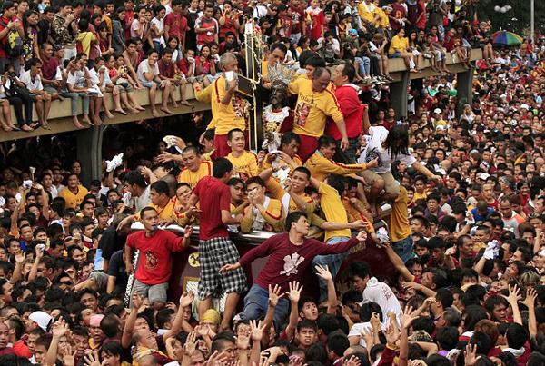 2011年“黑耶穌節(jié)”上，無數(shù)信徒希望觸摸到黑色耶穌雕像。