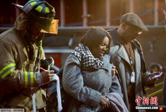 當?shù)貢r間1月12日，美國華盛頓市中心朗方廣場站突然冒出濃煙，事件導致一名女性喪生。